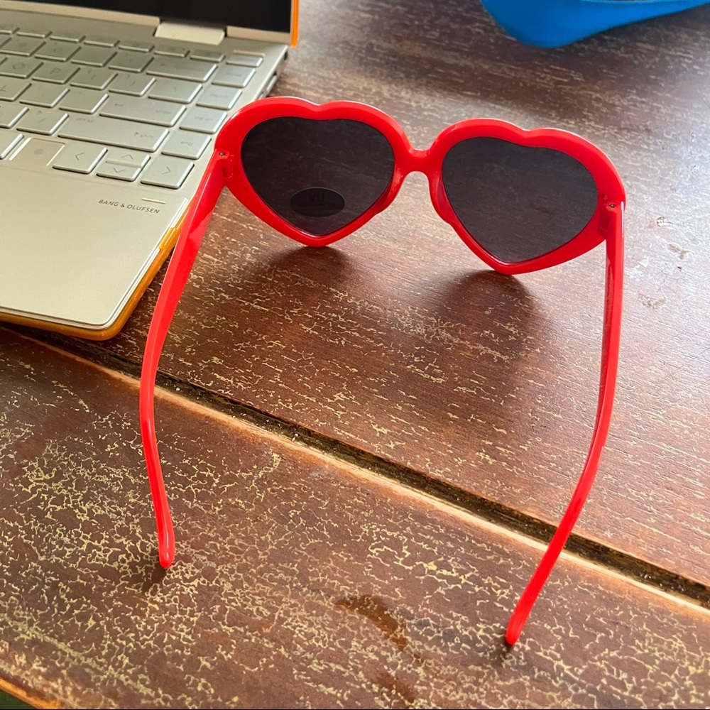 New red heart sunglasses with UV protection - Picture 6 of 6